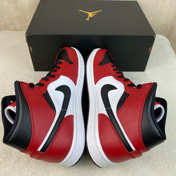 Nike Air Jordan 1 Mid Chicago Black Toe - Picture 5 of 7